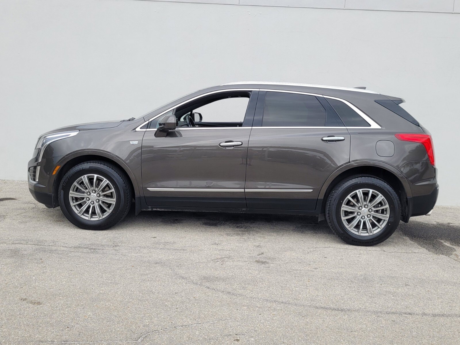 Used 2019 Cadillac XT5 Luxury with VIN 1GYKNCRS8KZ185097 for sale in Sebring, FL