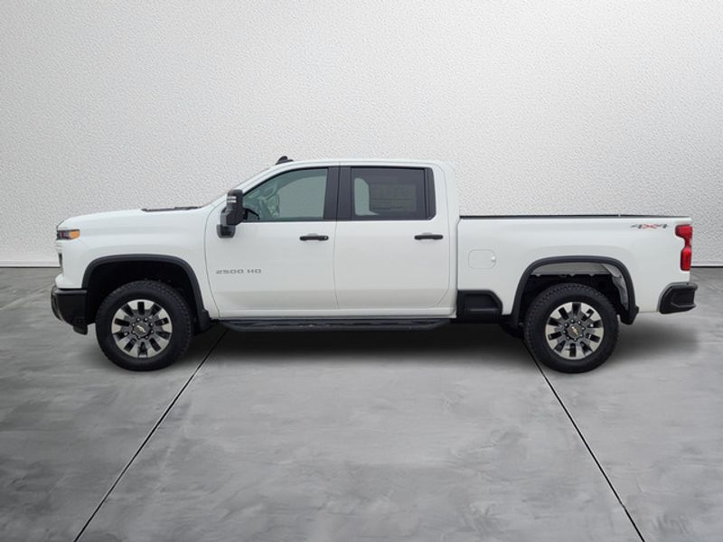 2025 Chevrolet Silverado 2500HD Custom photo 3