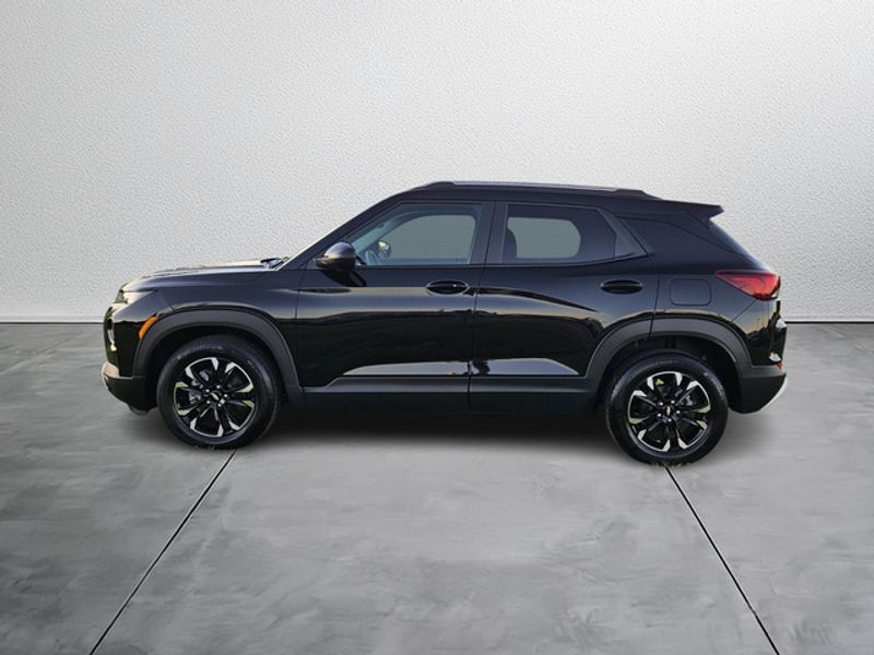 2023 Chevrolet Trailblazer LT photo 2
