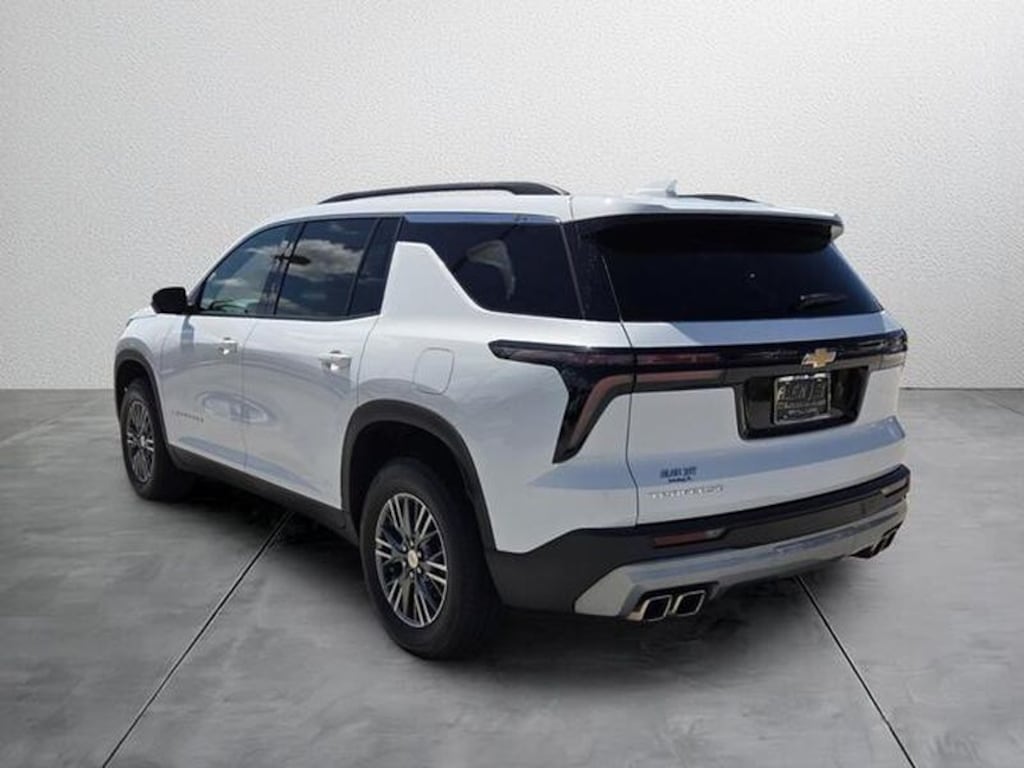 Used 2025 Chevrolet Traverse LT SUV