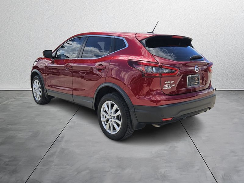 2022 Nissan Rogue Sport S photo 2