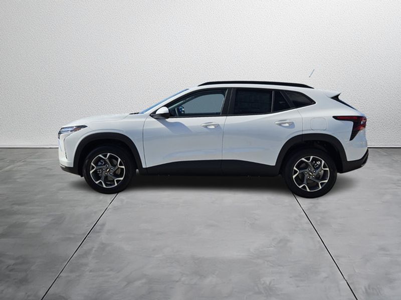 2025 Chevrolet Trax LT photo 2