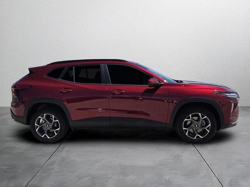 2025 Chevrolet Trax LT - Photo 8