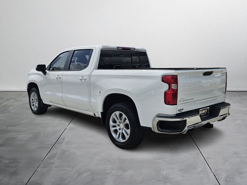 2022 Chevrolet Silverado 1500 LT photo 3