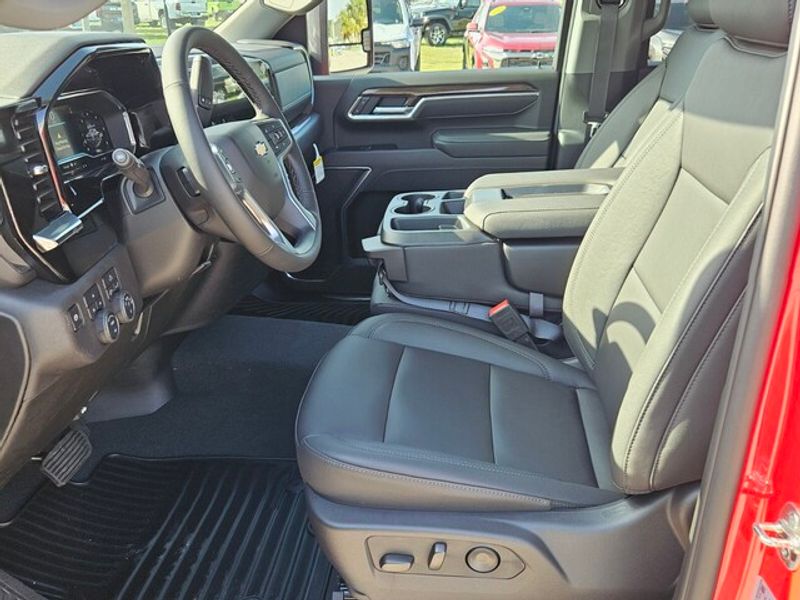 2025 Chevrolet Silverado 2500HD LT photo 3