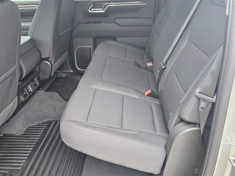 2025 Chevrolet Silverado 1500 LT photo 4