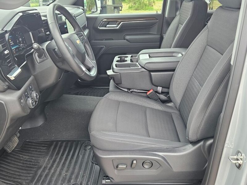 2024 Chevrolet Silverado 1500 LT photo 3
