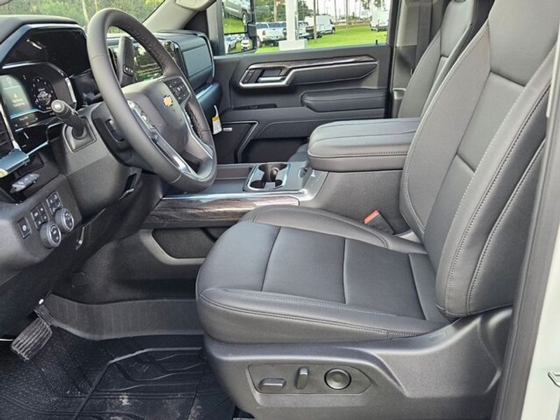 2025 Chevrolet Silverado 3500HD LTZ photo 3