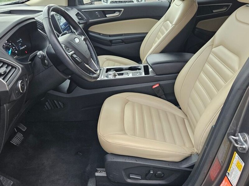 2023 Ford Edge SEL photo 3