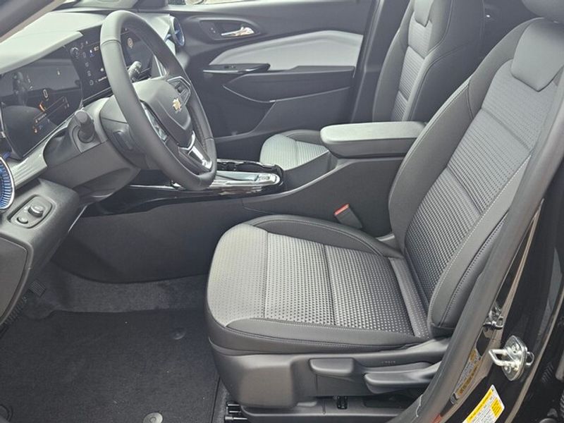 2025 Chevrolet Trax LT photo 2