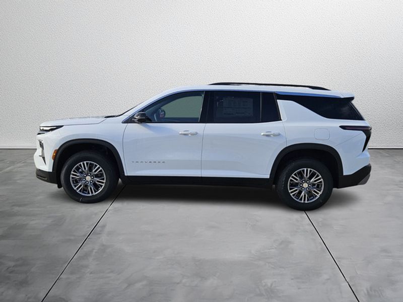 2025 Chevrolet Traverse photo 2