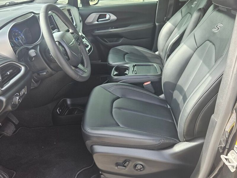 2024 Chrysler Pacifica Touring L photo 3