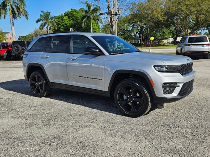2025 Jeep Grand Cherokee Altitude X photo 2