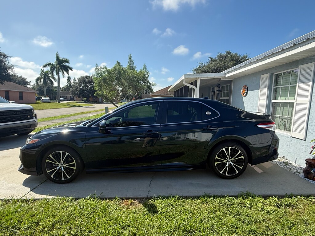 2020 Toyota Camry SE photo 2