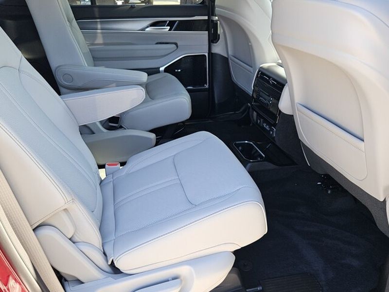 2025 Jeep Wagoneer Series III - Photo 13