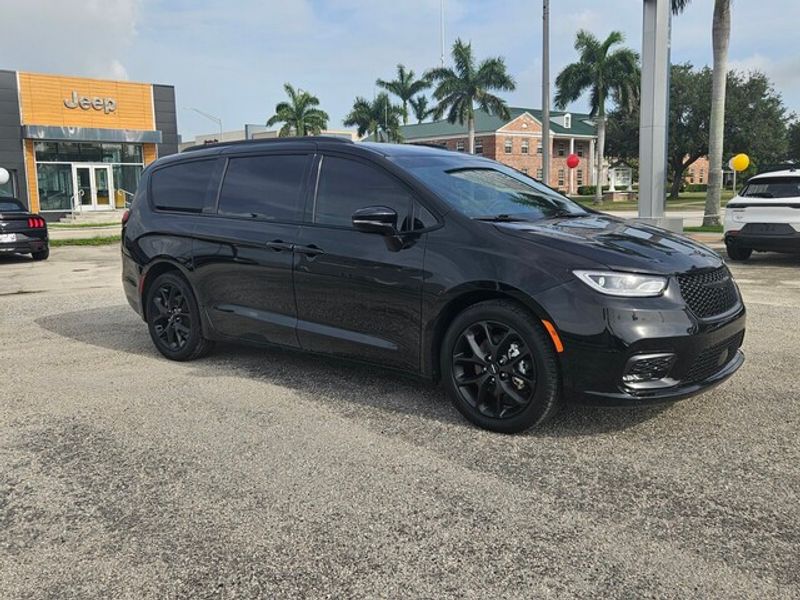 2024 Chrysler Pacifica Touring L photo 2