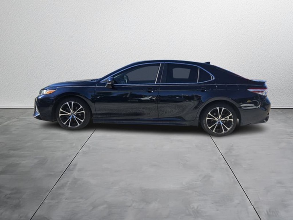 Used 2020 Toyota Camry SE Sedan
