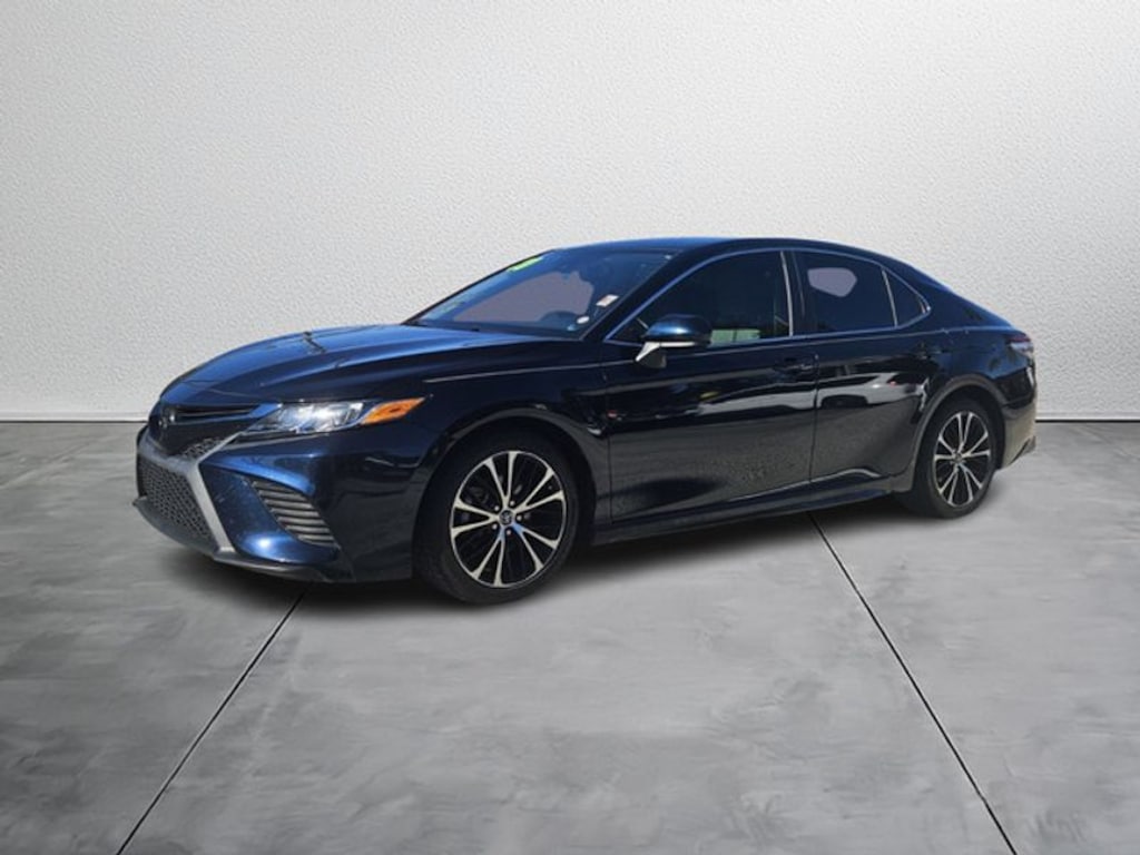 Used 2020 Toyota Camry SE Sedan