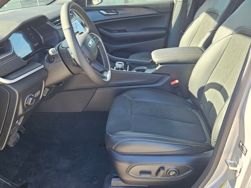 2025 Jeep Grand Cherokee Altitude X photo 3