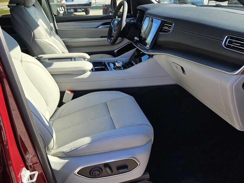 2025 Jeep Wagoneer Series III - Photo 16
