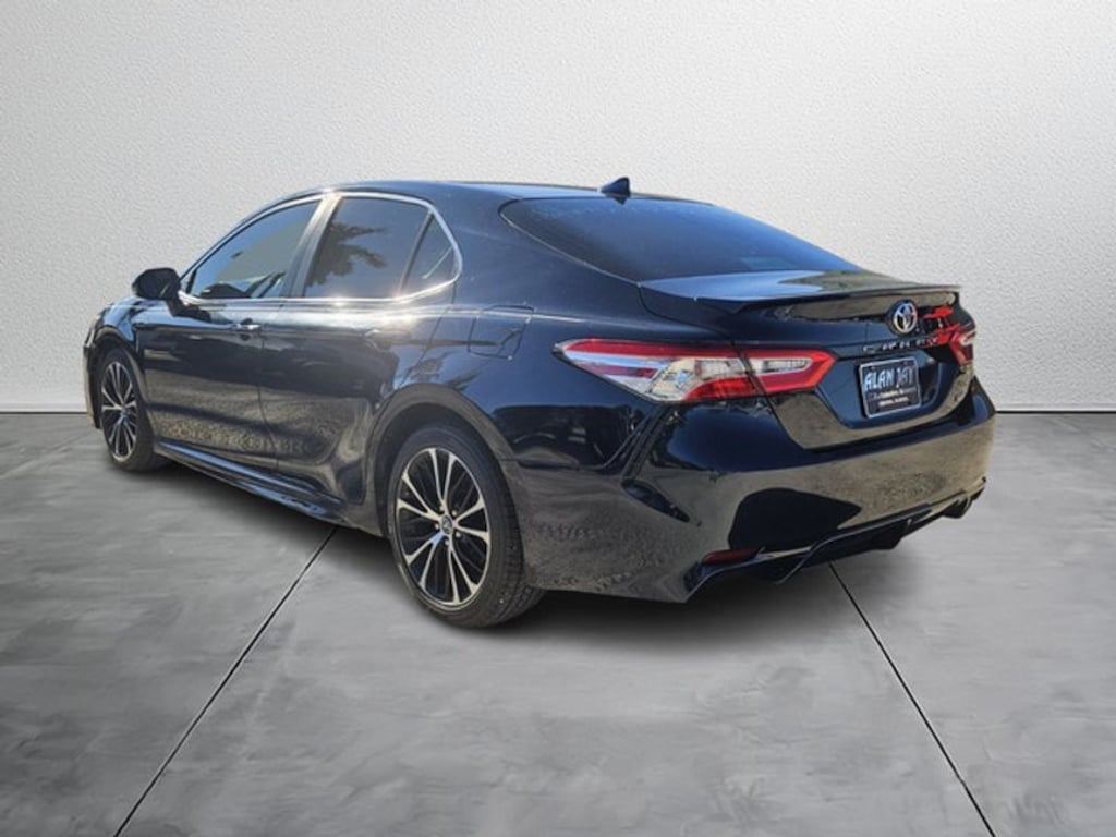 Used 2020 Toyota Camry SE Sedan