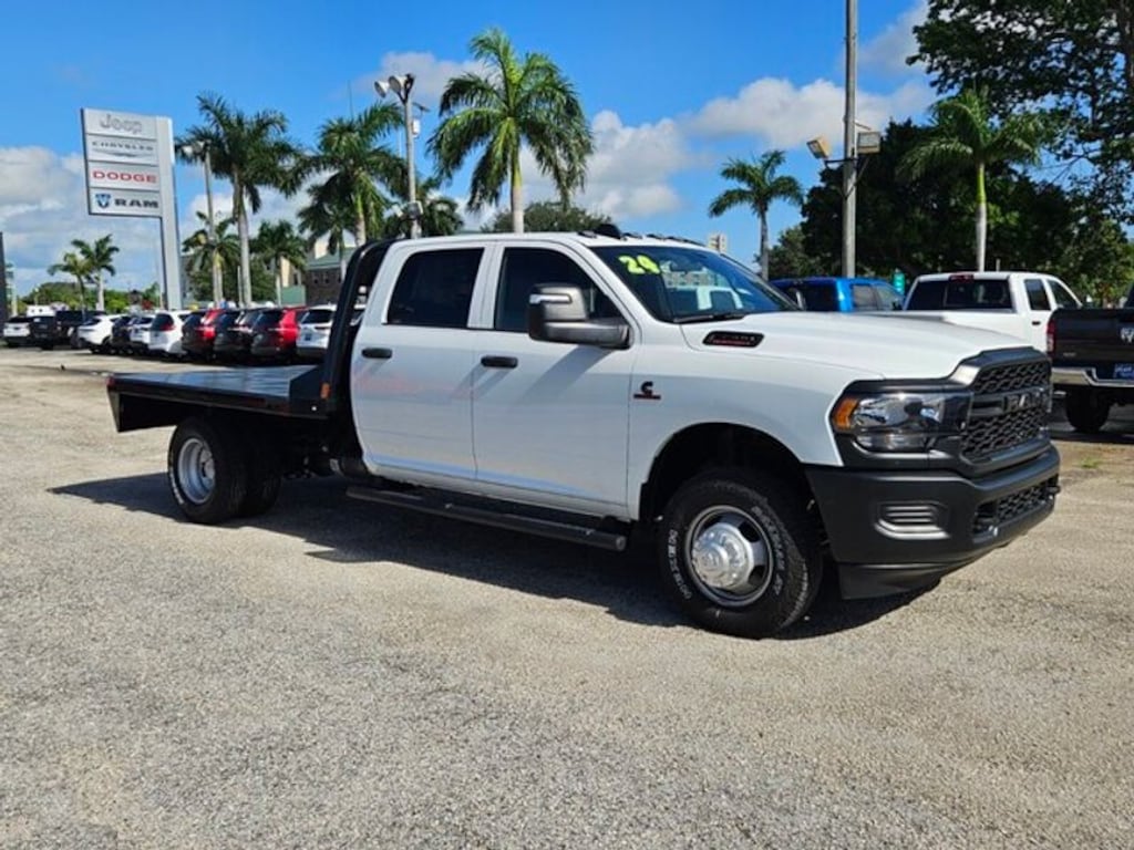 New 2024 Ram 3500 Chassis Cab 3500 TRADESMAN CREW CAB CHASSIS 4X4 60' CA Pickup