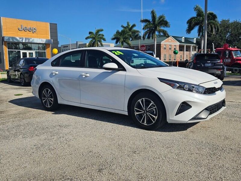 2024 Kia Forte LXS photo 2