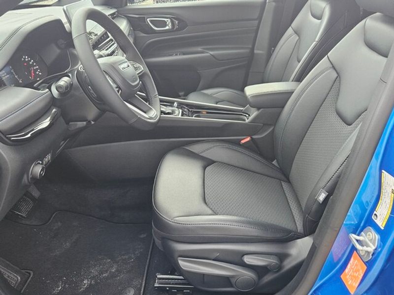 2025 Jeep Compass Latitude photo 3