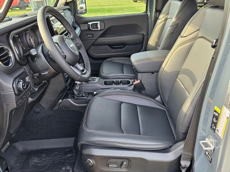 2025 Jeep Gladiator Sport photo 3