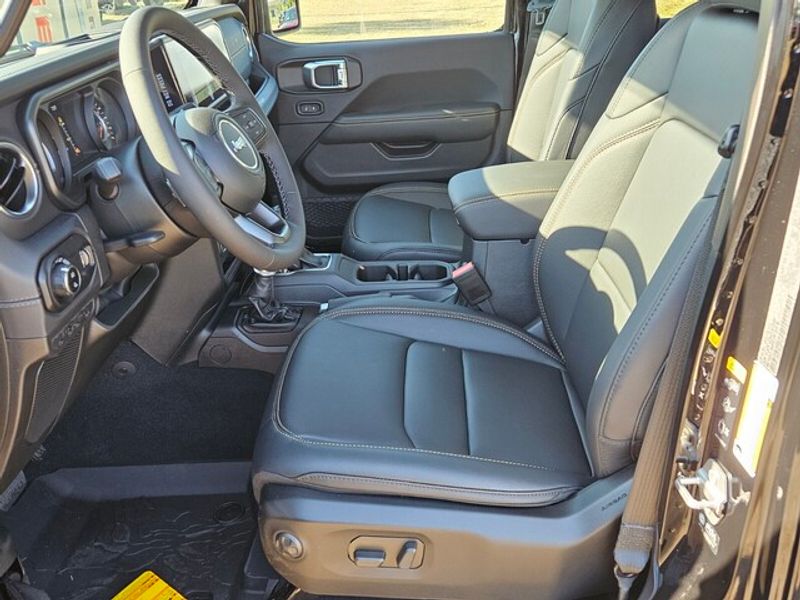 2025 Jeep Gladiator Sport photo 3