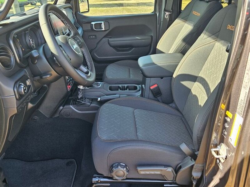 2025 Jeep Gladiator Mojave photo 3