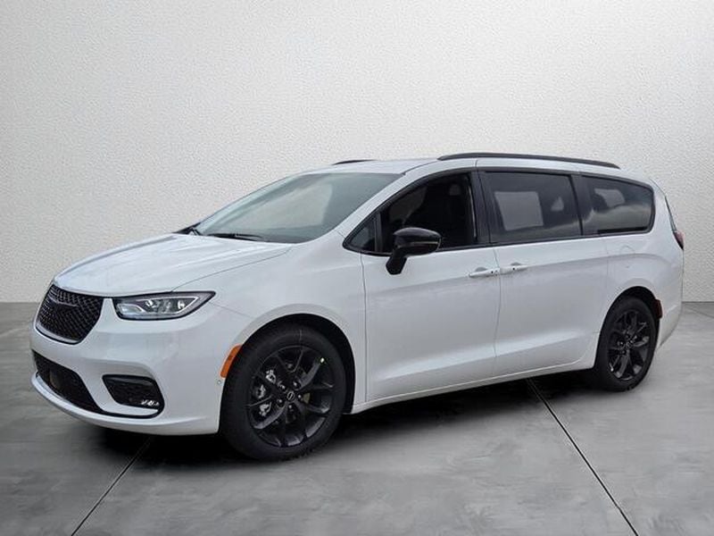 2026 Chrysler Pacifica Select's photo