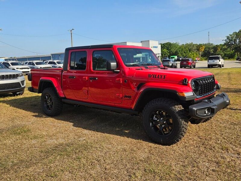 2025 Jeep Gladiator Willys photo 2
