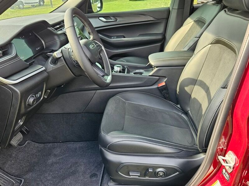 2025 Jeep Grand Cherokee Altitude photo 2