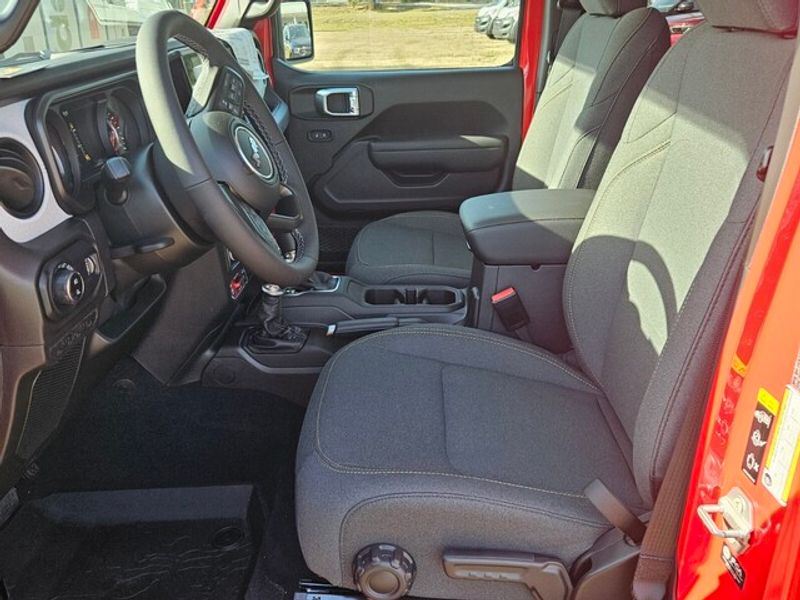 2025 Jeep Gladiator Willys photo 3