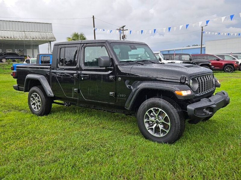 2025 Jeep Gladiator Sport S photo 2