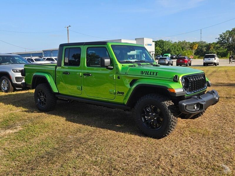 2025 Jeep Gladiator Willys photo 2
