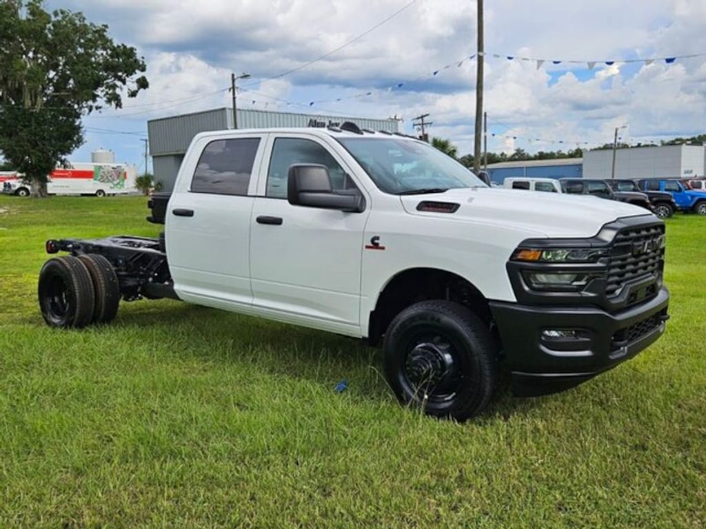 New 2025 Ram 3500 Chassis Cab 3500 TRADESMAN CREW CAB CHASSIS 4X4 60' CA Pickup