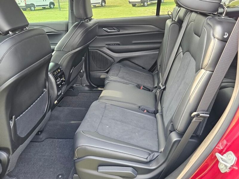 2025 Jeep Grand Cherokee Altitude photo 3