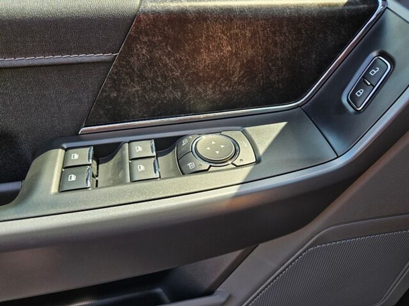 2025 Ford F-150 Lightning XLT photo 6