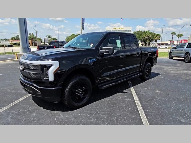 2025 Ford F-150 Lightning XLT photo 32