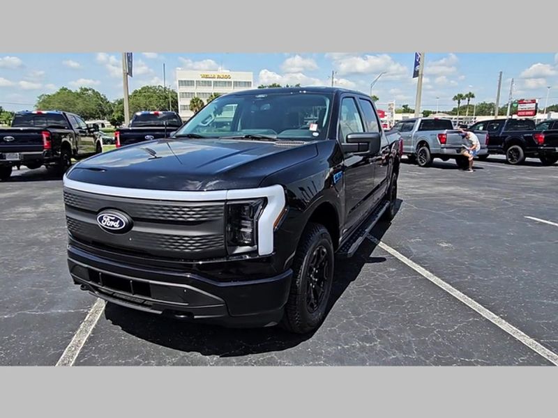 2025 Ford F-150 Lightning XLT photo 31