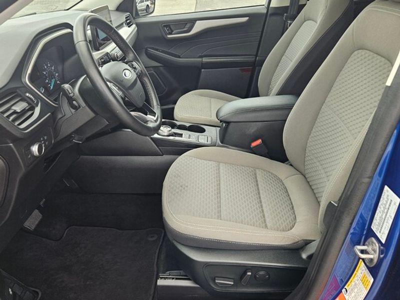 2022 Ford Escape SE photo 3