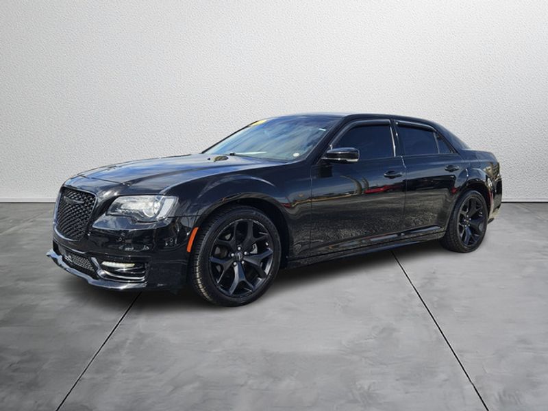 2022 Chrysler 300 Touring L photo 2