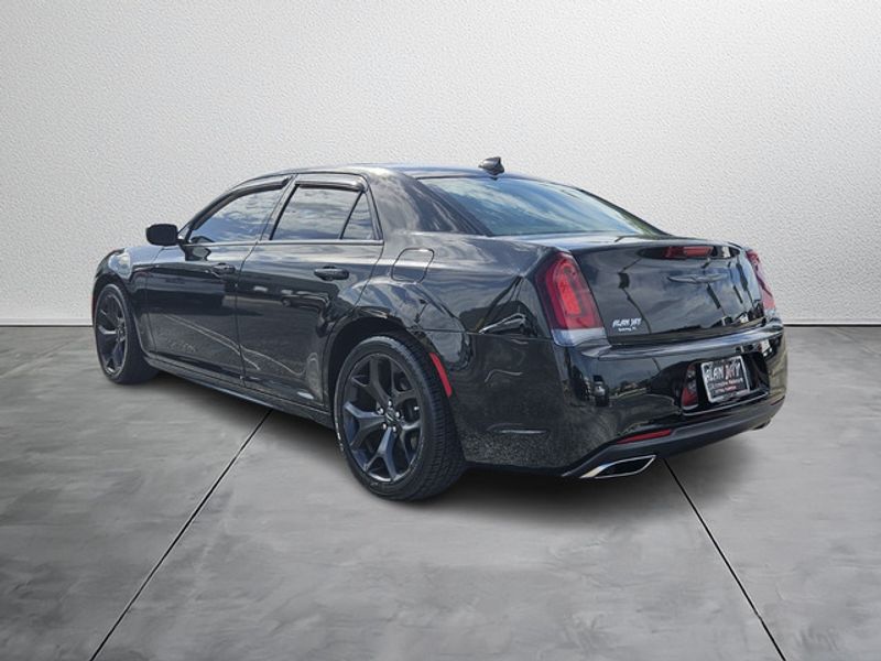 2022 Chrysler 300 Touring L photo 4