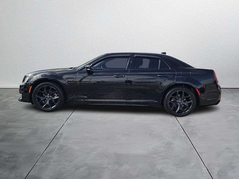 2022 Chrysler 300 Touring L photo 3