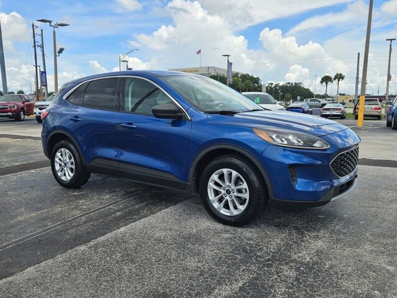 2022 Ford Escape SE photo 2
