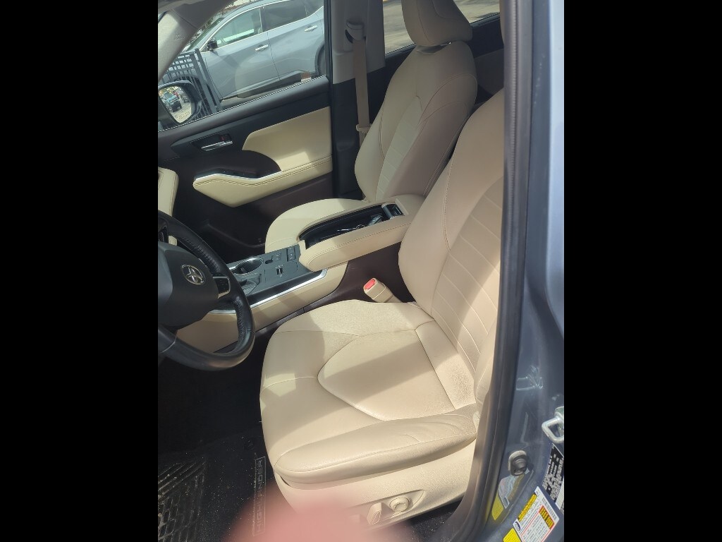 2020 Toyota Highlander XLE photo 2