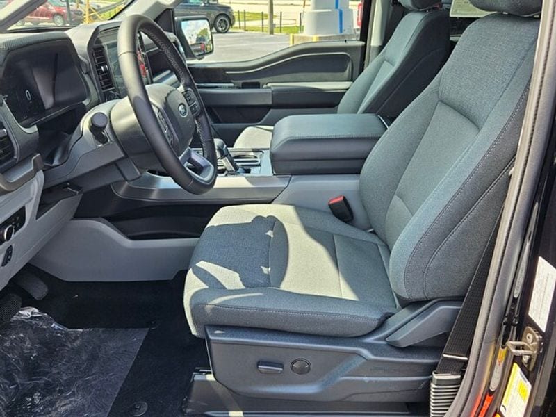 2025 Ford F-150 Lightning XLT photo 3