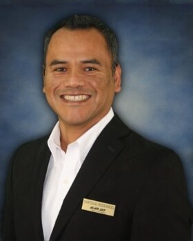 Staff member Santiago Hernandez from ID_4c4b87be2fa4